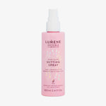 Rose Flasche Lumene INVISIBLE ILLUMINATION Dewy Glow Setting Spray mit weißer Sprühkappe.