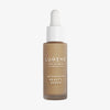 Mattierte transparente Flasche Lumene INVISIBLE ILLUMINATION Glow Beauty Serum in Universal Tan mit einem weißen Tropfverschluss.