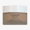 Mattierter transparenter Tiegel Lumene INVISIBLE ILLUMINATION Instant Glow Fresh Skin Tint in Universal Deep mit weißem Deckel.