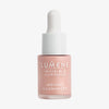 Mattierte transparente Flasche Lumene INVISIBLE ILLUMINATION Illuminizer Rosy Dawn mit einem weißen Tropfverschluss.