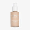 Mattierte transparente Flasche Lumene Invisible Illumination Serum in Foundation SPF30 1.5 mit weißem Pumpspender.