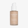 Mattierte transparente Flasche Lumene Invisible Illumination Serum in Foundation SPF30 2 mit weißem Pumpspender.