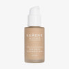 Mattierte transparente Flasche Lumene Invisible Illumination Serum in Foundation SPF30 4 mit weißem Pumpspender.