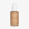 Mattierte transparente Flasche Lumene Invisible Illumination Serum in Foundation SPF30 5 mit weißem Pumpspender.