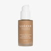 Mattierte transparente Flasche Lumene Invisible Illumination Serum in Foundation SPF30 6 mit weißem Pumpspender.