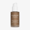 Mattierte transparente Flasche Lumene Invisible Illumination Serum in Foundation SPF30 8 mit weißem Pumpspender.