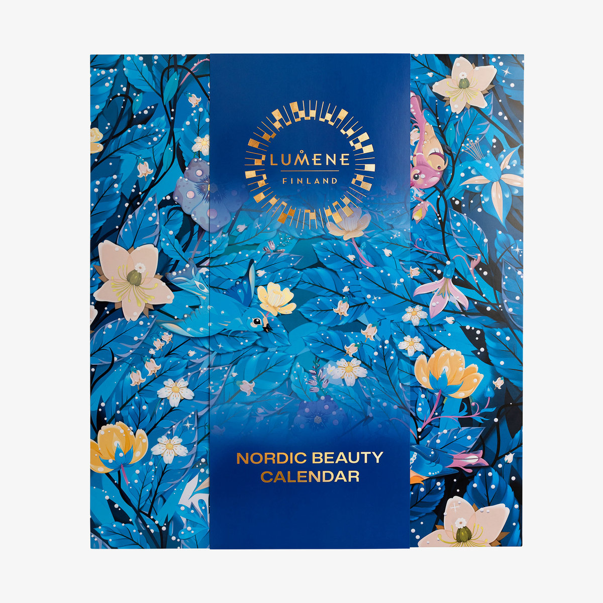 Blaue Schachtel mit Blumenmuster, Lumene-Logo und der Aufschrift NORDIC BEAUTY CALENDER 2026 in Gold und Orange auf der Vorderseite.