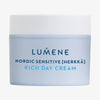 Hellblauer Tiegel Lumene NORDIC SENSITIVE [HERKKÄ] Rich Day Cream mit weißem Deckel vor weißem Hintergrund.