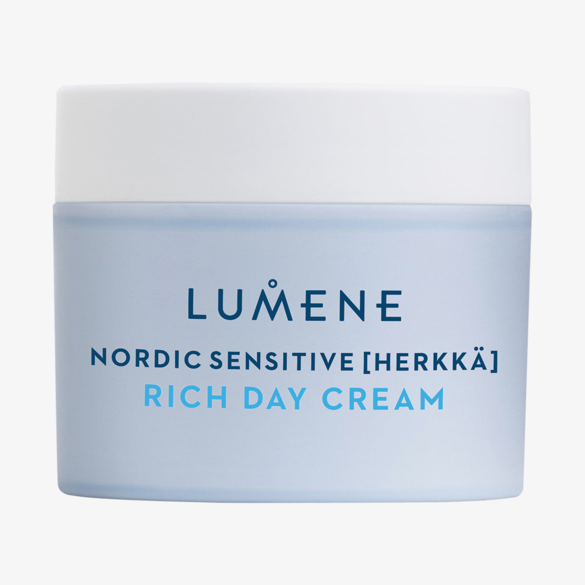 Hellblauer Tiegel Lumene NORDIC SENSITIVE [HERKKÄ] Rich Day Cream mit weißem Deckel vor weißem Hintergrund.
