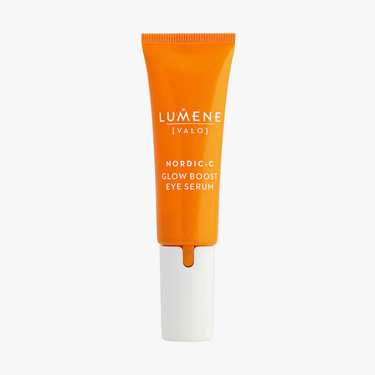 Orangene Tube Lumene NORDIC-C [VALO] Glow Boost Eye Serum mit weißer Kappe steht aufrecht auf weißem Hintergrund.