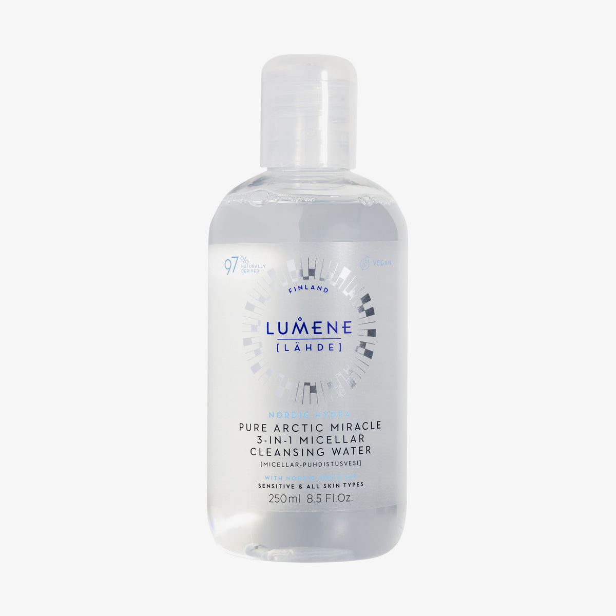 Klare Flasche Lumene NORDIC HYDRA [LAHDE] Pure Arctic Miracle 3-in-1 Micellar Cleansing Water auf weißem Hintergrund.