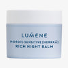 Ein hellblauer Tiegel Lumene NORDIC SENSITIVE [HERKKÄ] Rich Night Balm mit weißem Deckel und dunkelblauer Schrift.