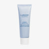 Hellblaue Tube des Lumene Nordic Sensitive [HERKKÄ] Weightless Moisturizer mit weißer Kappe.
