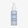 Hellblaue Flasche Lumene Nordic Sensitive [HERKKÄ] Weightless Serum mit einem weißen Tropfverschluss.