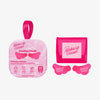MakeUp Eraser Cooling Clouds Undereye Patches, abgebildet mit ihrer Verpackung und einem passenden rosa Netzbeutel, alles auf weißem Hintergrund.