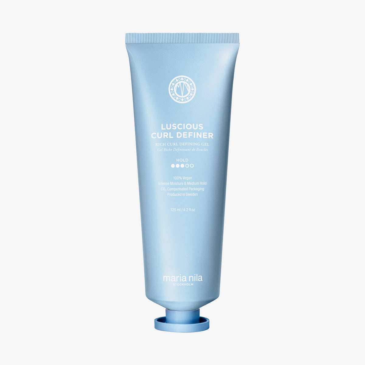 Hellblaue Tube des maria nila Coils & Curls Luscious Curl Definer steht aufrecht auf einem weißen Hintergrund.