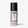 Rosa Flasche maria nila Cream Heat Spray mit schwarzer Kappe vor einem weißen Hintergrund.