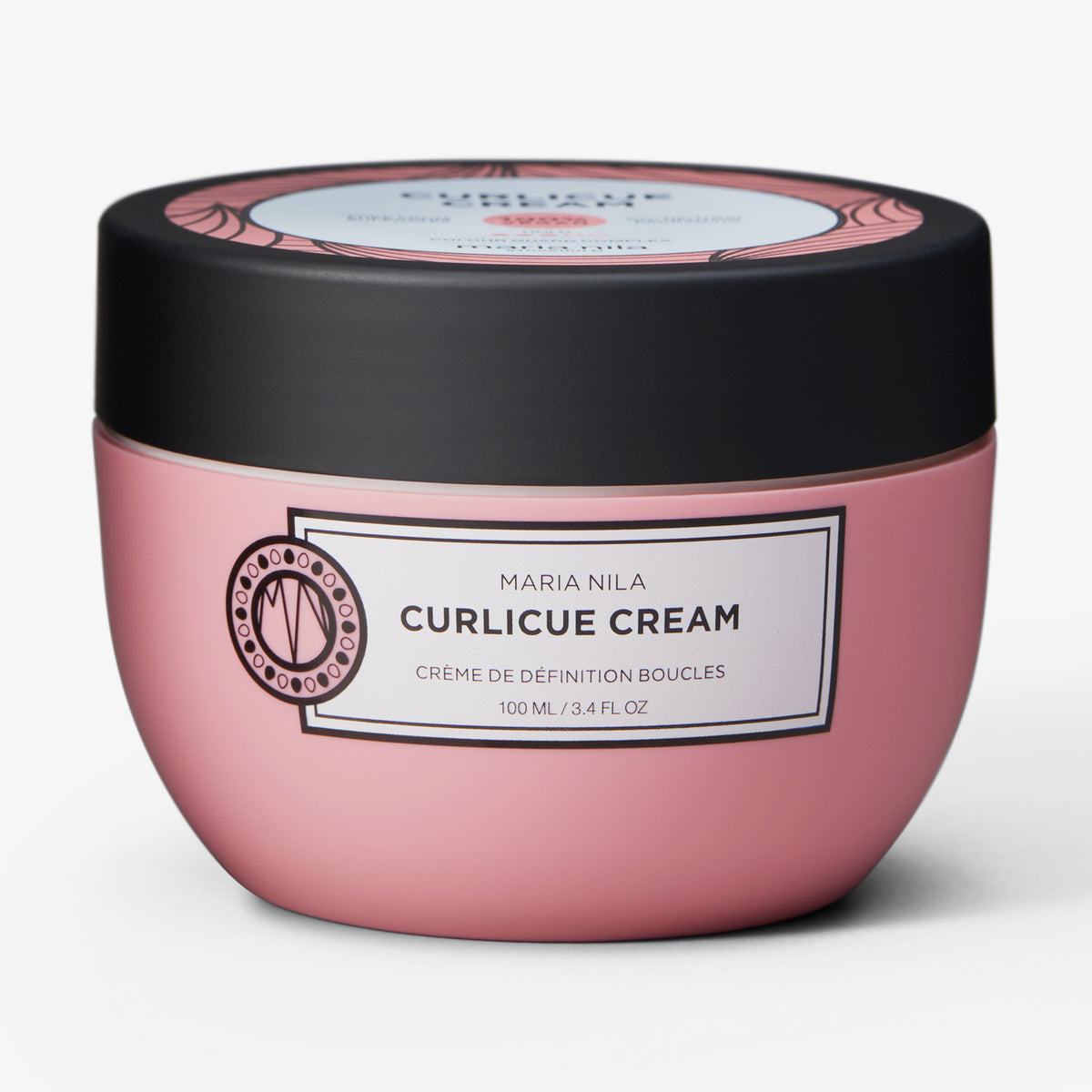 Rosa Tiegel maria nila Curlicue Cream mit schwarzem Deckel und weißem Etikett vor weißem Hintergrund.