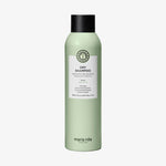Grüne Flasche maria nila Dry Shampoo mit einer schwarzen Kappe ist vor einem weißen Hintergrund abgebildet.