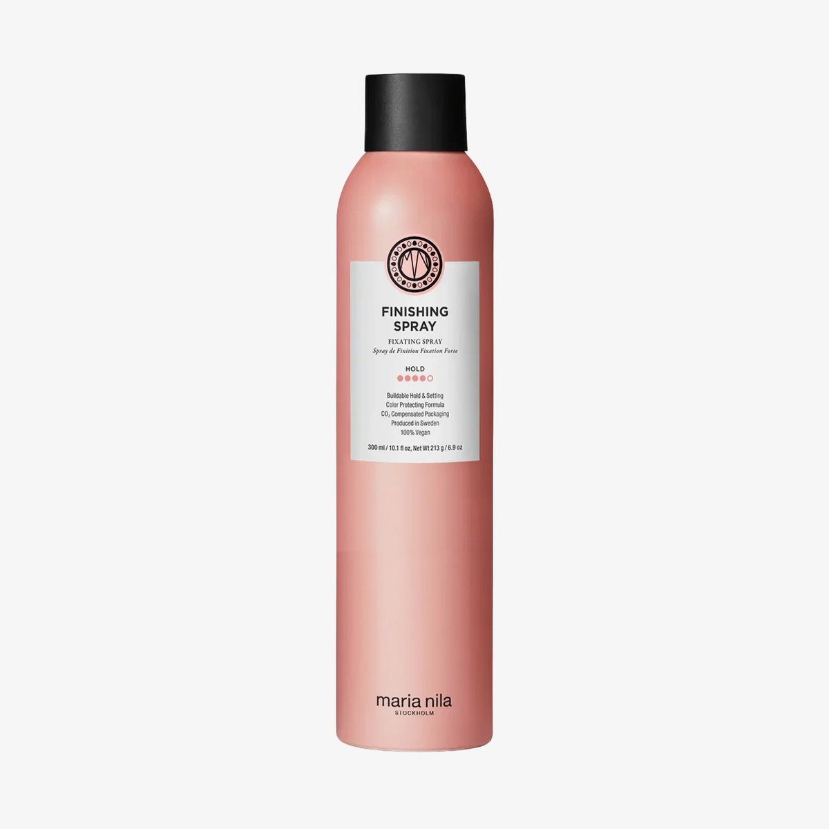 Rosa maria nila Finishing Spray Flasche mit schwarzer Kappe und weißem Etikett auf einfarbigem Hintergrund.
