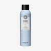 Die hellblaue Flasche von maria nila Invisidry Shampoo hat einen schwarzen Verschluss und ein weißes Etikett auf der Vorderseite.