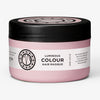 Rosafarbener Tiegel der Luminous Colour Masque von maria nila mit schwarzem Deckel vor weißem HIntergrund.