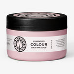 Rosafarbener Tiegel der Luminous Colour Masque von maria nila mit schwarzem Deckel vor weißem HIntergrund.