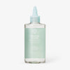 Klare Flasche Purifying Cleanse Exfoliating Serum von maria nila mit türkisfarbenem Etikett und Applikationskopf.