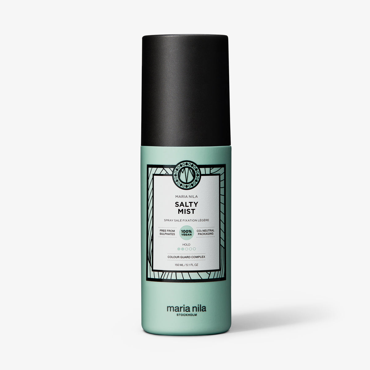 Eine grüne Flasche maria nila Salty Mist mit schwarzem Deckel ist auf weißem Hintergrund abgebildet.