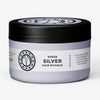 Violetter Tiegel maria nila Sheer Silver Masque mit schwarzem Deckel vor weißem Hintergrund.