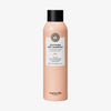 Die pfirsichfarbene maria nila Soothing Dry Shampoo-Flasche mit schwarzem Verschluss ist vor einem weißen Hintergrund abgebildet.
