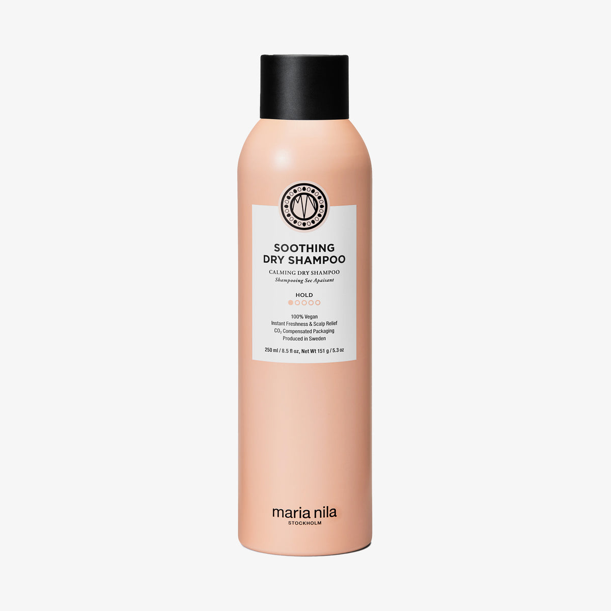 Die pfirsichfarbene maria nila Soothing Dry Shampoo-Flasche mit schwarzem Verschluss ist vor einem weißen Hintergrund abgebildet.