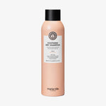 Die pfirsichfarbene maria nila Soothing Dry Shampoo-Flasche mit schwarzem Verschluss ist vor einem weißen Hintergrund abgebildet.