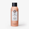Pfirsichfarbene maria nila Sprühflasche für das Haarstyling, dargestellt auf einem weißen Hintergrund.