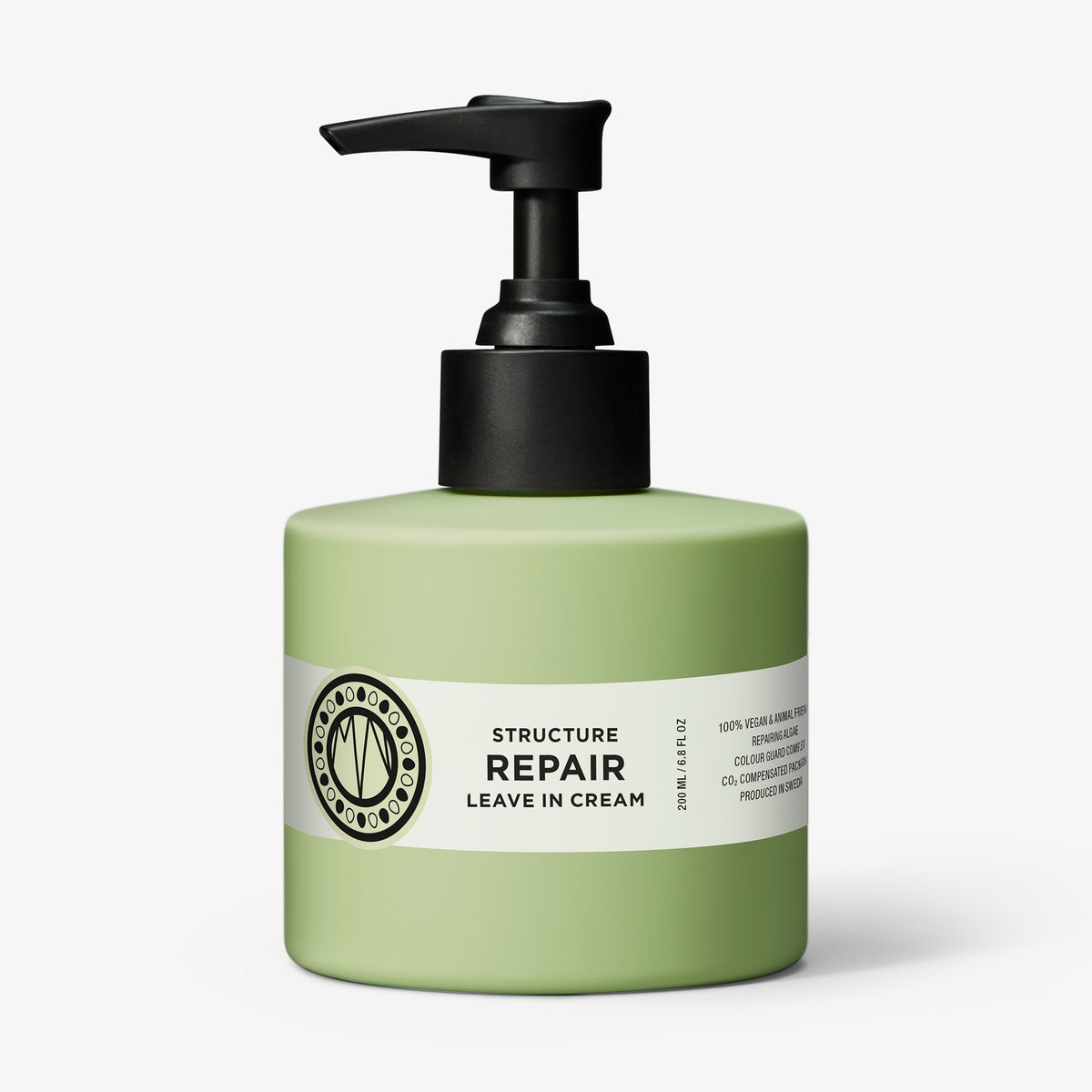 Eine hellgrüne Pumpflasche der maria nila Structure Repair Leave-in Cream ist auf einem weißen Hintergrund abgebildet.