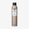 Eine beigefarbene maria nila Styling Mousse-Flasche mit schwarzem Verschluss und weißem Etikett.