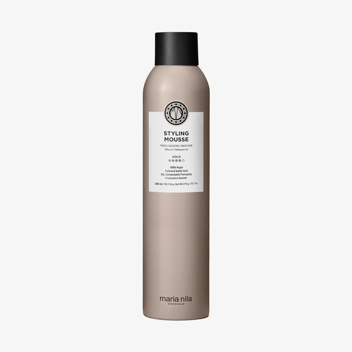 Eine beigefarbene maria nila Styling Mousse-Flasche mit schwarzem Verschluss und weißem Etikett.