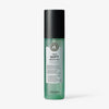 Eine grünlich-transparente Flasche maria nila True Soft Argan Oil mit einer schwarzen Kappe steht aufrecht auf einem weißen Hintergrund.