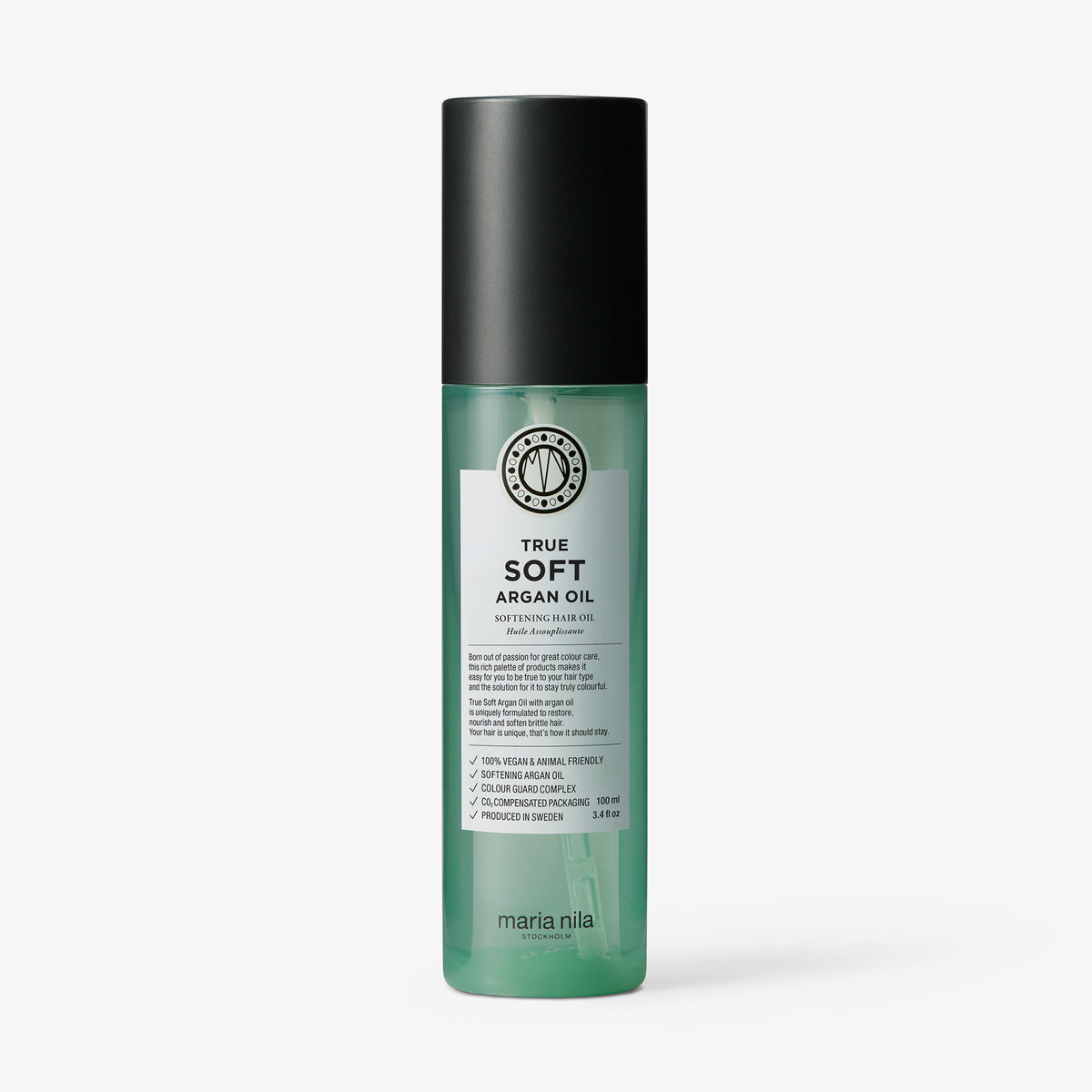 Eine grünlich-transparente Flasche maria nila True Soft Argan Oil mit einer schwarzen Kappe steht aufrecht auf einem weißen Hintergrund.