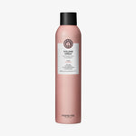 Rosafarbene Sprühflasche Maria Nila Volumen Spray mit schwarzer Kappe und weißem Etikett.