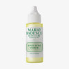 Eine Flasche Mario Badescu Anti Acne Serum mit weißem Verschluss und grünem Etikett auf weißem Hintergrund.
