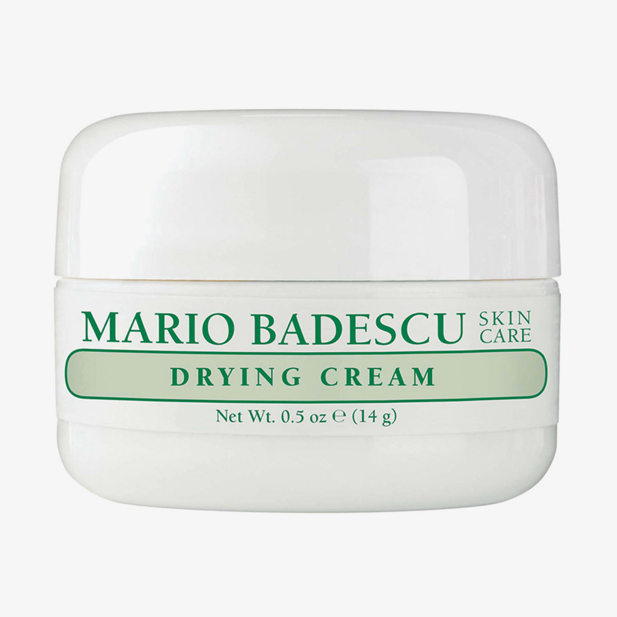 Weiße Dose der Mario Badescu Drying Cream mit grünem Schriftzug auf weißem Hintergrund.