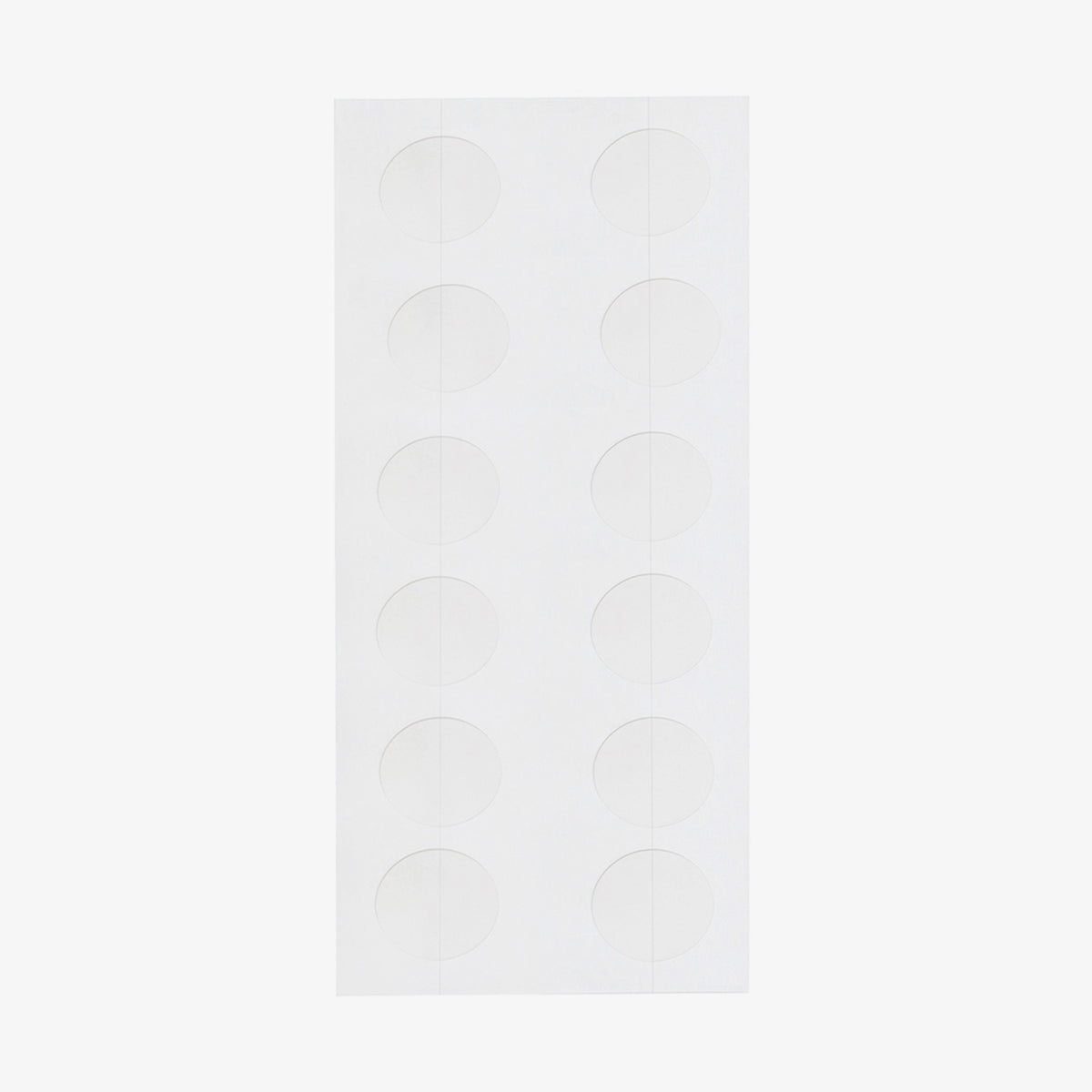 Weiße Trägerfolie mit 12 transparenten, runden Pickel-Patches von Mario Badescu auf weißem Hintergrund.