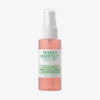 Eine rosa Sprühflasche Facial Spray w/ Aloe, Herbs & Rosewater von Mario Badescu, 59ml, auf weißem Hintehrgrund.