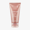 Eine roségoldene Tube der Collagen Night Wrapping Mask steht aufrecht vor einem weißen Hintergrund.
