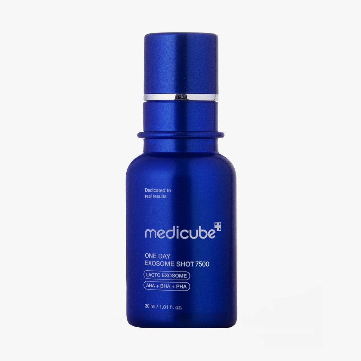 Eine blaue Flasche One Day Exosome Shot Pore Ampoule 7500 mit weißem Text, dargestellt auf einem einfarbigen Hintergrund.