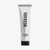 Eine silberne Tube mit der Aufschrift Mesauda Beauty Chrono Flawless Primer steht aufrecht vor einem weißen Hintergrund.