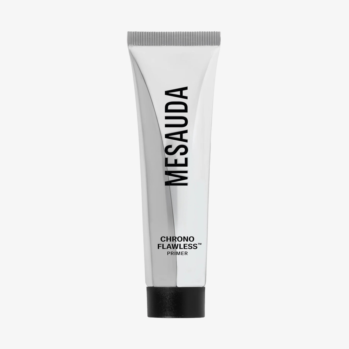 Eine silberne Tube mit der Aufschrift Mesauda Beauty Chrono Flawless Primer steht aufrecht vor einem weißen Hintergrund.