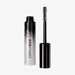 Eine silberne und schwarze Emphasize Mascara-Tube von Mesauda Beauty, bei der der Applikator entfernt wurde und aufrecht steht.