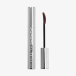 Mesauda Beauty Femuline™ Brownie: eine silberne Tube mit dem gebogenen braunen Mascarastift daneben, ohne Kappe.
